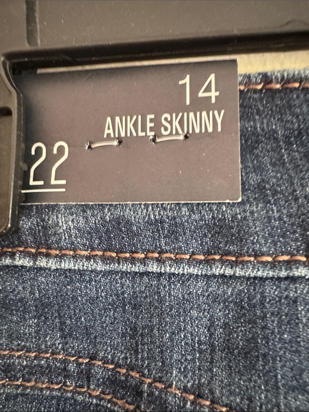 1822 Denim ankle Skinny Jeans in Dark Blue with Distressed Details - Picture 3 of 5